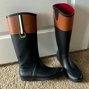 Tommy Hilfiger black & cognac with white stripe gold buckle rain boot women 9